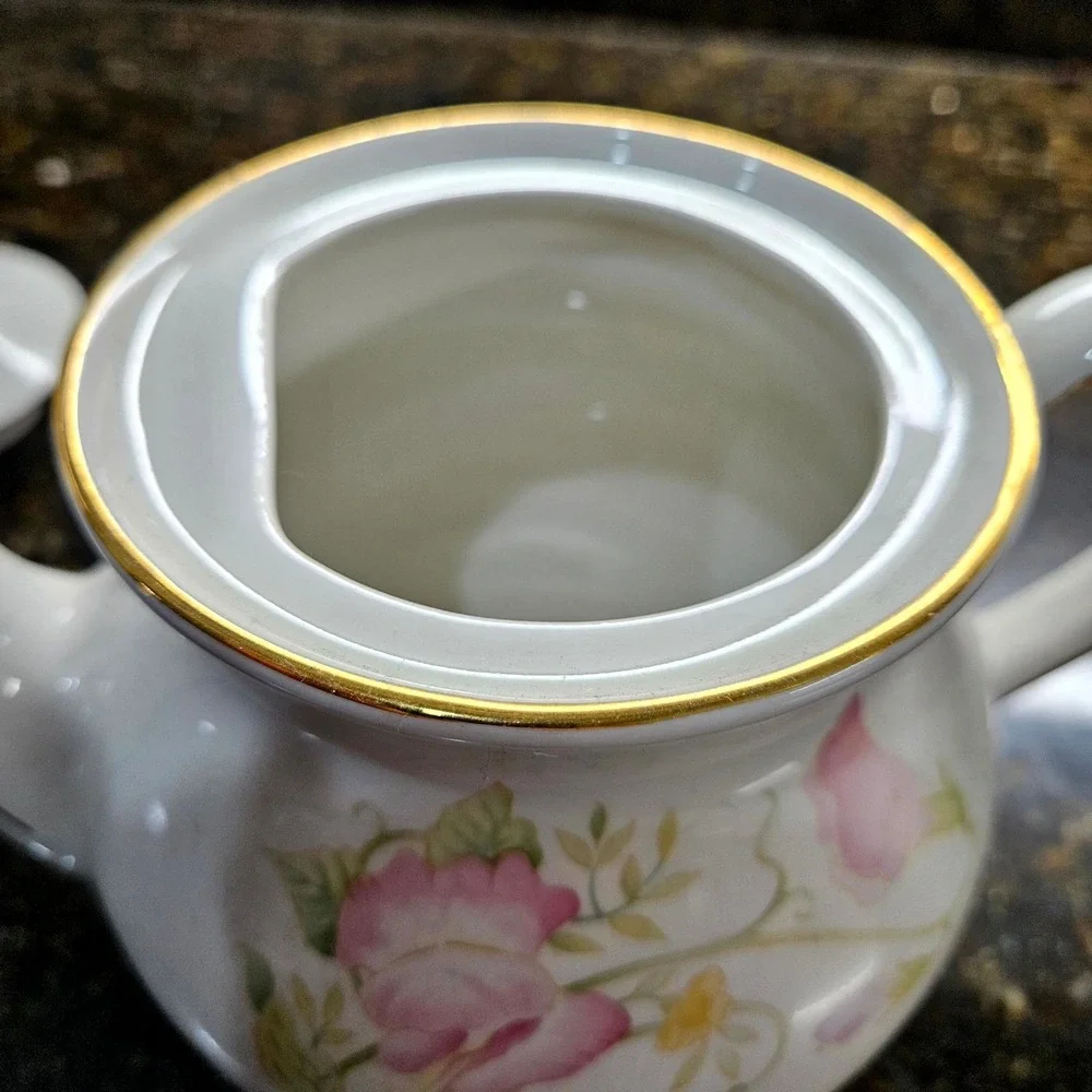 Windsor‎ Teapot Bone China England White Pink Floral Gold Trim Sweet Pea Vintage